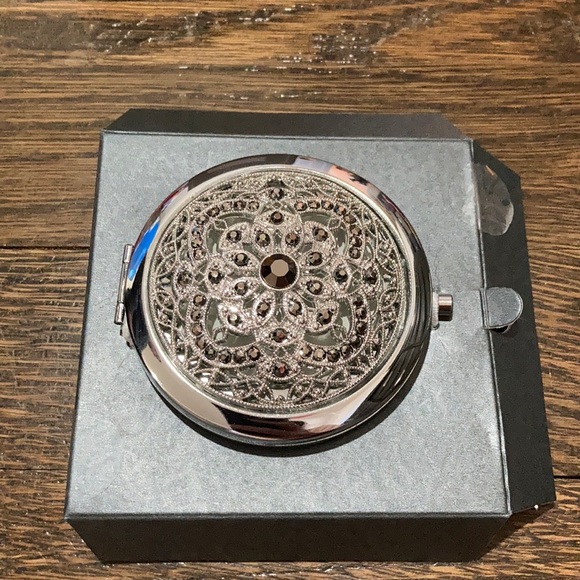 Compact Mirror - Picture 3 of 3